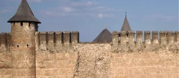 У фортеці над Дністром обвалилася стіна, змочена дівочими слізьми (фото)