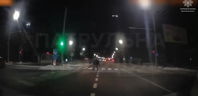 Смішно і не дуже: волинські патрульні показали відео «безсмертних» пішоходів