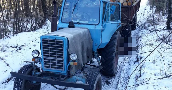 На Волині трактор з дровами переїхав 58-річного чоловіка (фото, відео)
