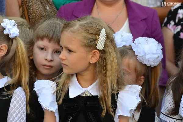 Якими були зачіски першокласниць луцької школи №9 (фото)