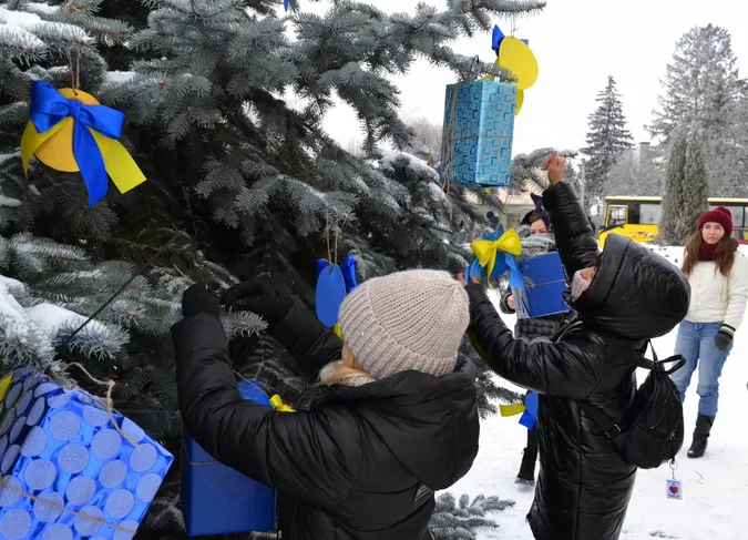 Діти прикрасили ялинку біля Волинської податкової саморобними іграшками (фото)