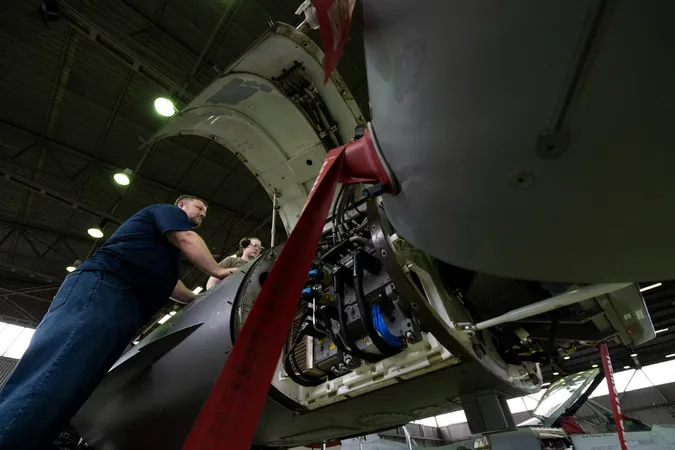 В Україну прибули фахівці з обслуговування F-16