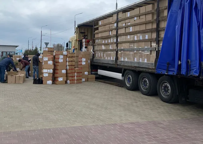 Казали, що гуманітарка: через «Ягодин» ввозили брендовий одяг для продажу (фото, відео)