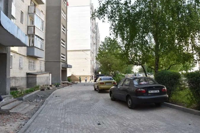У Луцьку ремонтують двори за новою технологією (фото)