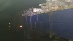 На Волині з вантажівки на іномарку впали дерев'яні колоди (фото)