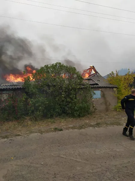 Масштабні пожежі на Луганщині: боротися із вогнем допомагає волинська бригада