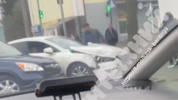 Біля Центрального ринку у Луцьку – аварія: автівки вилетіли на тротуар (відео)