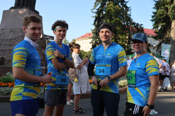 У Луцьку пробігли благодійний MHP Run4Victory: зібрані кошти спрямують на підтримку 100-ї ОМБр (фото)