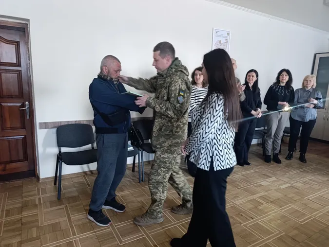 Ветерану війни з Волині вручили відзнаку «Залізний Хрест» (фото)
