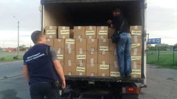 Дорогою на Волинь затримали фуру, яка везла півмільйона пачок сигарет (фото)