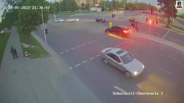BMW знесла паркан: показали момент ДТП на Соборності у Луцьку (відео)