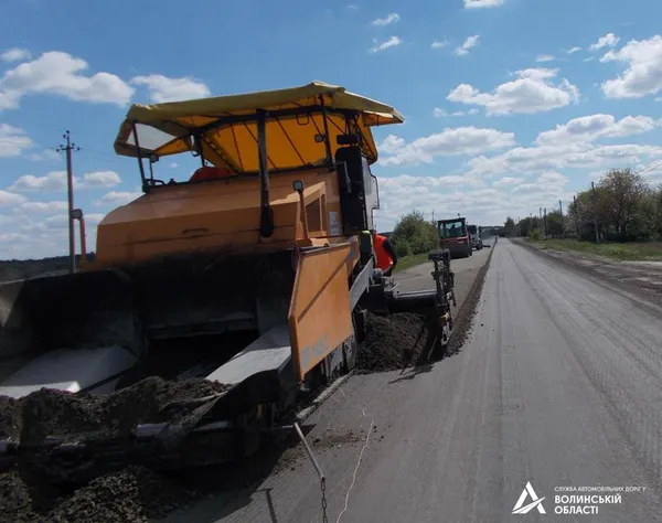 Показали, як кладуть асфальт у Ківерцівському районі (фото)