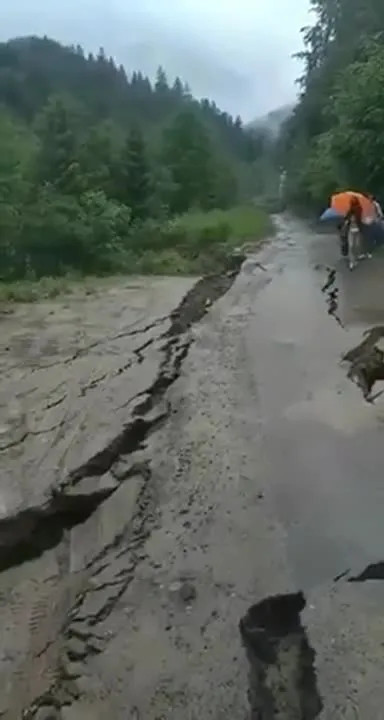 Земля розходиться під ногами: на Прикарпатті вщент розмило дорогу (відео)
