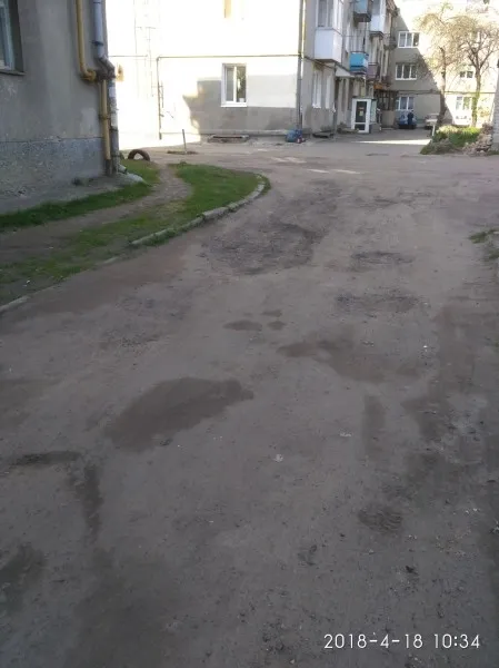 Без асфальту, світла і гойдалок – у Луцьку просять облаштувати двір-пустку (фото)