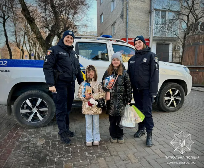 У Луцьку патрульні за дотримання ПДР дарували подарунки водіям і пішоходам (фото)