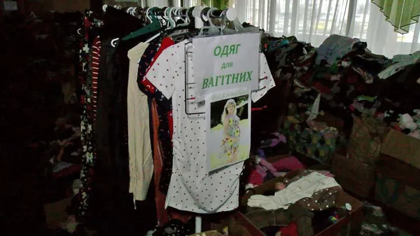 У волонтерському пункті в Луцьку відкрили нову «соціальну вітрину» із взуттям (фото)