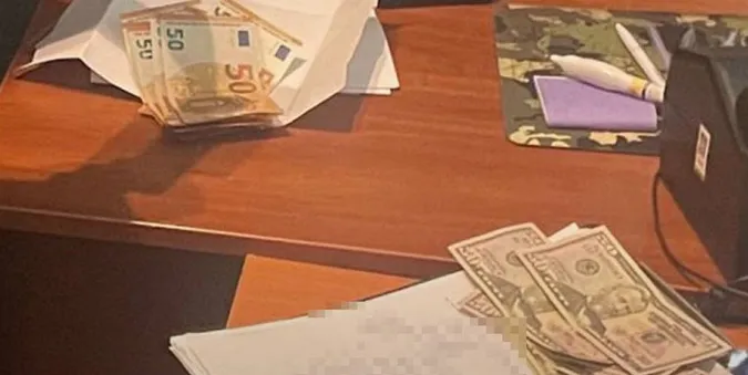 $500 + €450: на ПП «Ягодин» ухилянт хотів підкупити прикордонника (фото)
