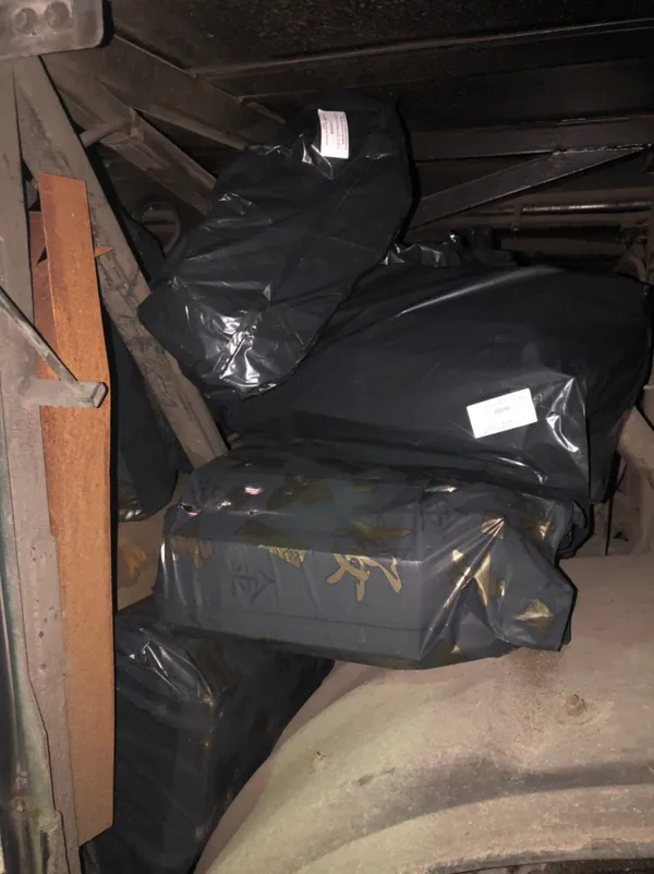 В автобусі та біля залізничних колій: на Волині знайшли контрабандні сигарети (фото)