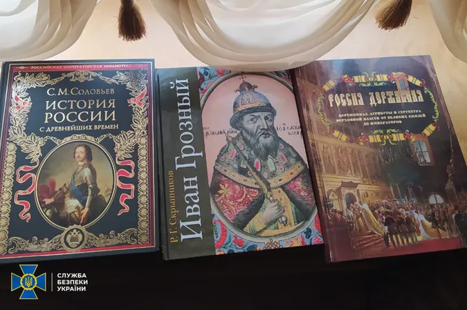Книги, гроші та «стволи»: СБУ провела обшуки у Мураєва (фото)