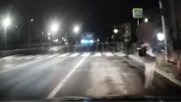 Автівки – не перешкода: у Луцьку пʼяний чоловік переплутав дорогу з тротуаром (відео)