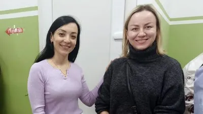 Мама другокласника Тетяна Денисюк (ліворуч)