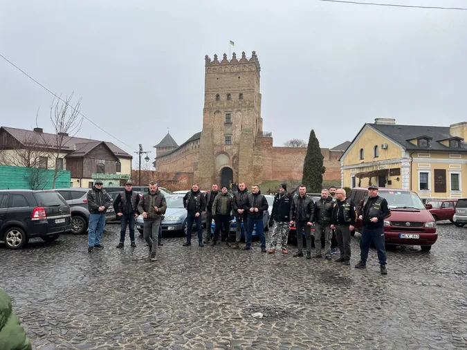 Литовські байкери привезли у Луцьк авто для ЗСУ (фото)
