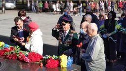 Квіти, пісні та ветерани: у Луцьку відзначили День перемоги (фото)