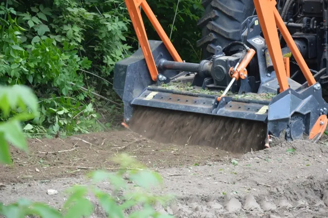 У луцькому парку показали, як боротимуться із чагарниками завдяки мульчеру (фото,  відео)