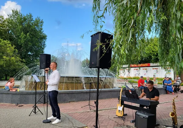 У Ковелі біля фонтану відбувся концерт на підтримку ЗСУ (фото)