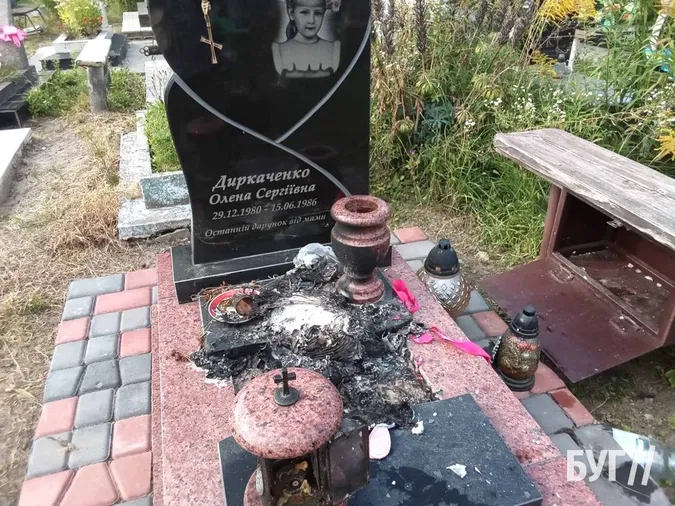 На Волині невідомі осквернили дитячу могилу: спалили на ній книгу та іграшку (фото)