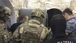 СБУ викрила патрульних , які заробляли по 25 тисяч на день на «перегрузі» (фото)