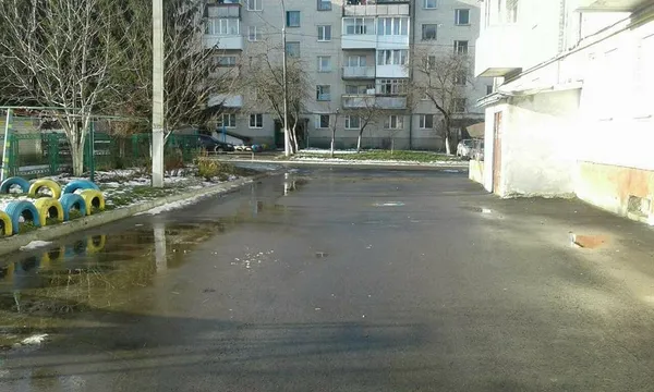 Патріотично розмальовані шини-обмежувачі не зупинили луцьких муніципалів