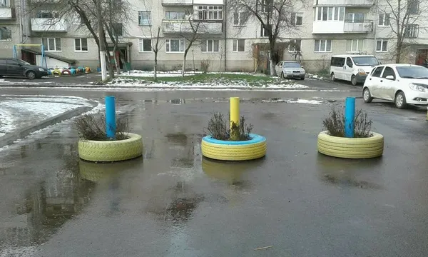 Патріотично розмальовані шини-обмежувачі не зупинили луцьких муніципалів