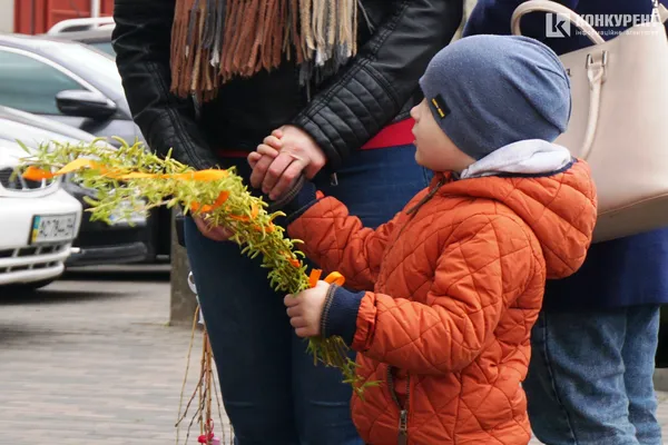 Вербна неділя: тисячі лучан у центрі міста «б'ють» і вітають один одного (фото, відео)