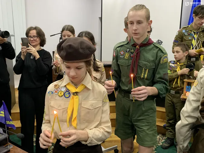 Пластуни передали до Луцькради Вифлеємський вогонь миру (фото)