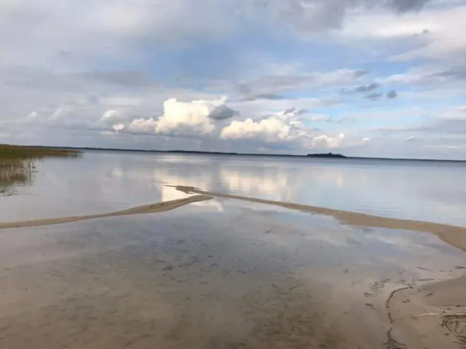 Попри обміління Світязю, пляж продовжують облаштовувати