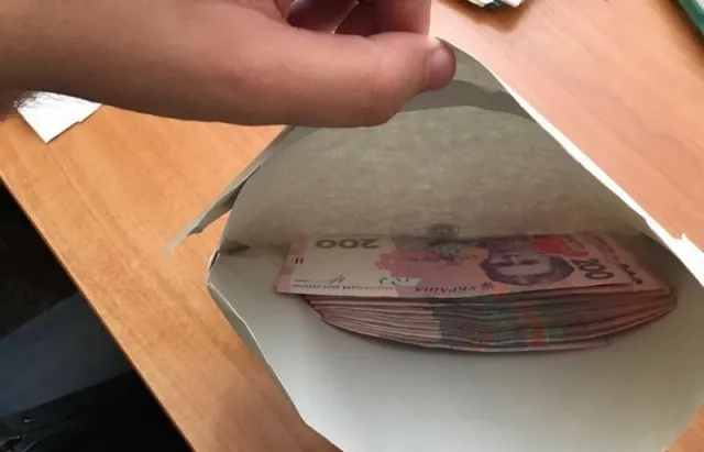 На Волині валютник намагався підкупити поліцейського