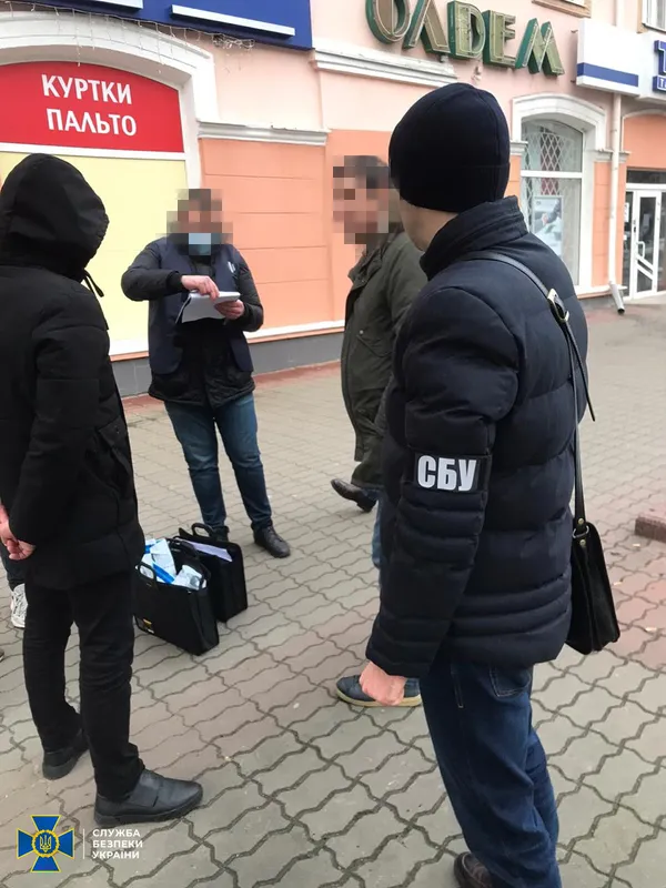 Обличчями в асфальт: кого затримали у центрі Луцька (фото)