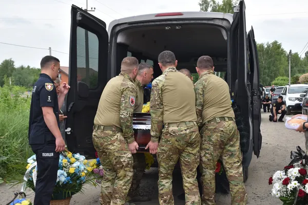 На Волині попрощалися із загиблим поліцейським-вибухотехніком Віктором Масюком (фото)