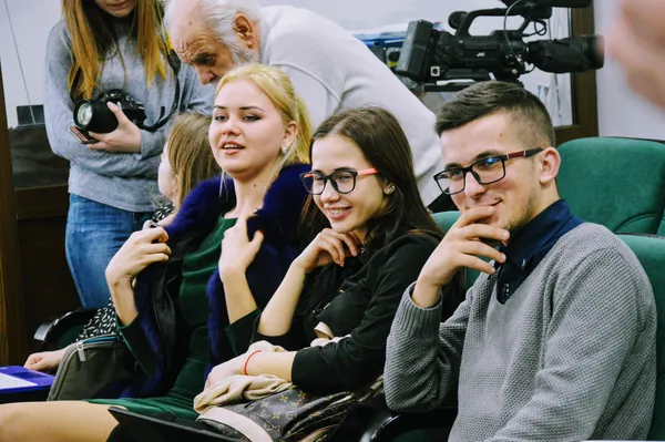 «Це пісєц». «Фіолетовий пісєц», – описують журналісти Андрій Мошкун та Антон Бугайчук шарф  Орисі Харитонюк