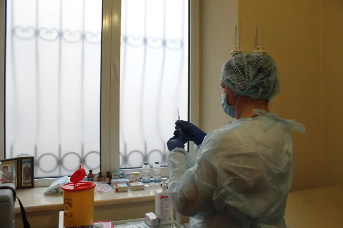 70 медиків Волинської обласної лікарні вакцинувалися проти COVID (фото)