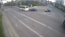 У Луцьку Tesla в'їхала в автобус (відео)