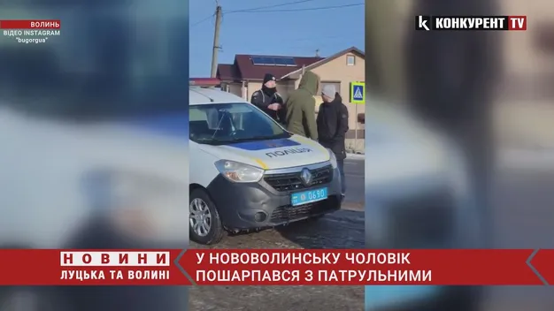 Лаявся і ліз за кермо: у Нововолинську чоловік пошарпався з патрульними (відео)