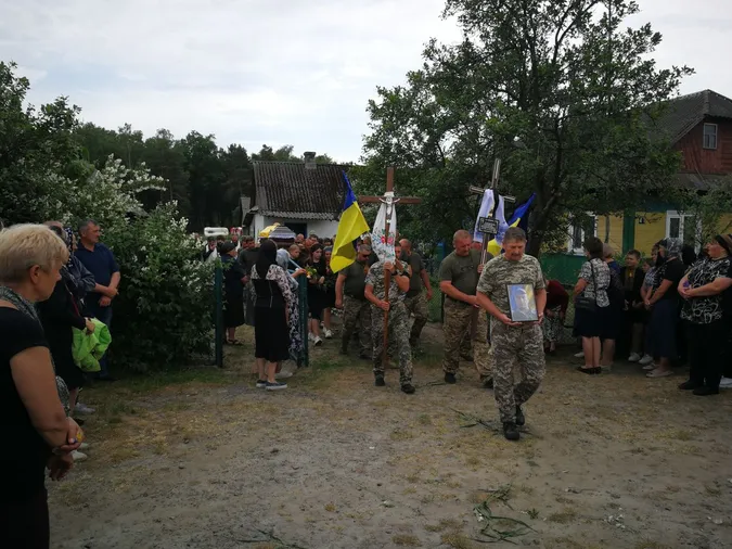 Громада зустріла навколішки: на Волині прощалися з Героєм Олексієм Омельчуком