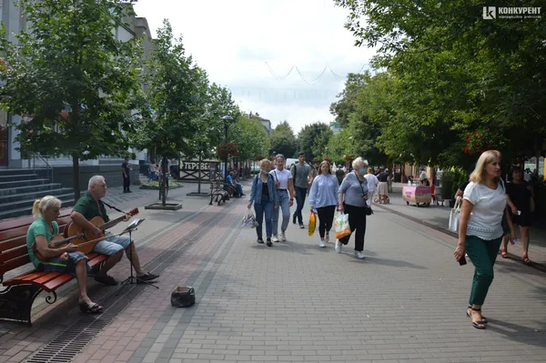 «У мене мало бути велике майбутнє, але я опинилася на вулиці»: історії вуличних музикантів Луцька (відео)