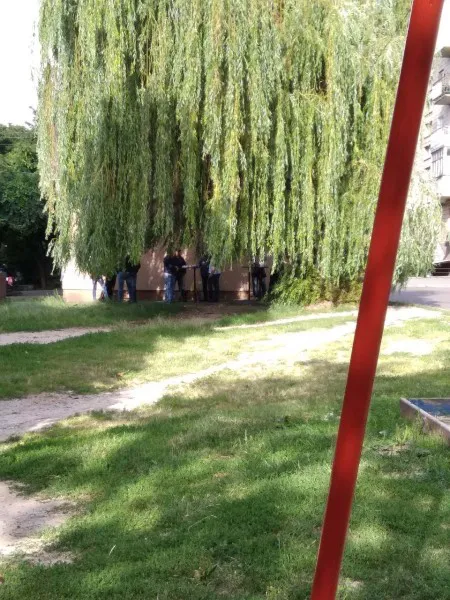 Матюки, сміття та крики: лучани скаржаться на магазин на Рівненській (фото)