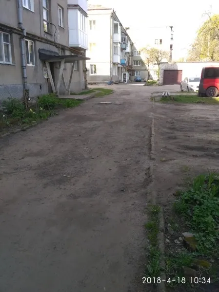 Без асфальту, світла і гойдалок – у Луцьку просять облаштувати двір-пустку (фото)