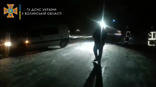 На Волині 11 людей на трьох авто застрягли у кюветі (фото, відео)