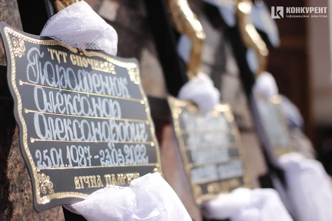 Зі сльозами та на колінах: Луцьк попрощався з трьома своїми Героями (фото, відео)