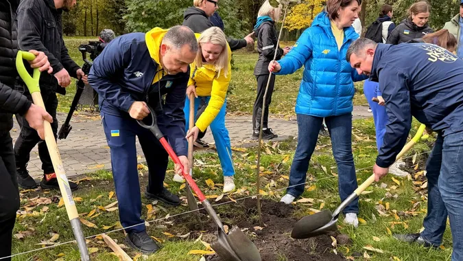У Володимирі олімпійські спортсмени створили алею пам’яті полеглих Захисників (фото)